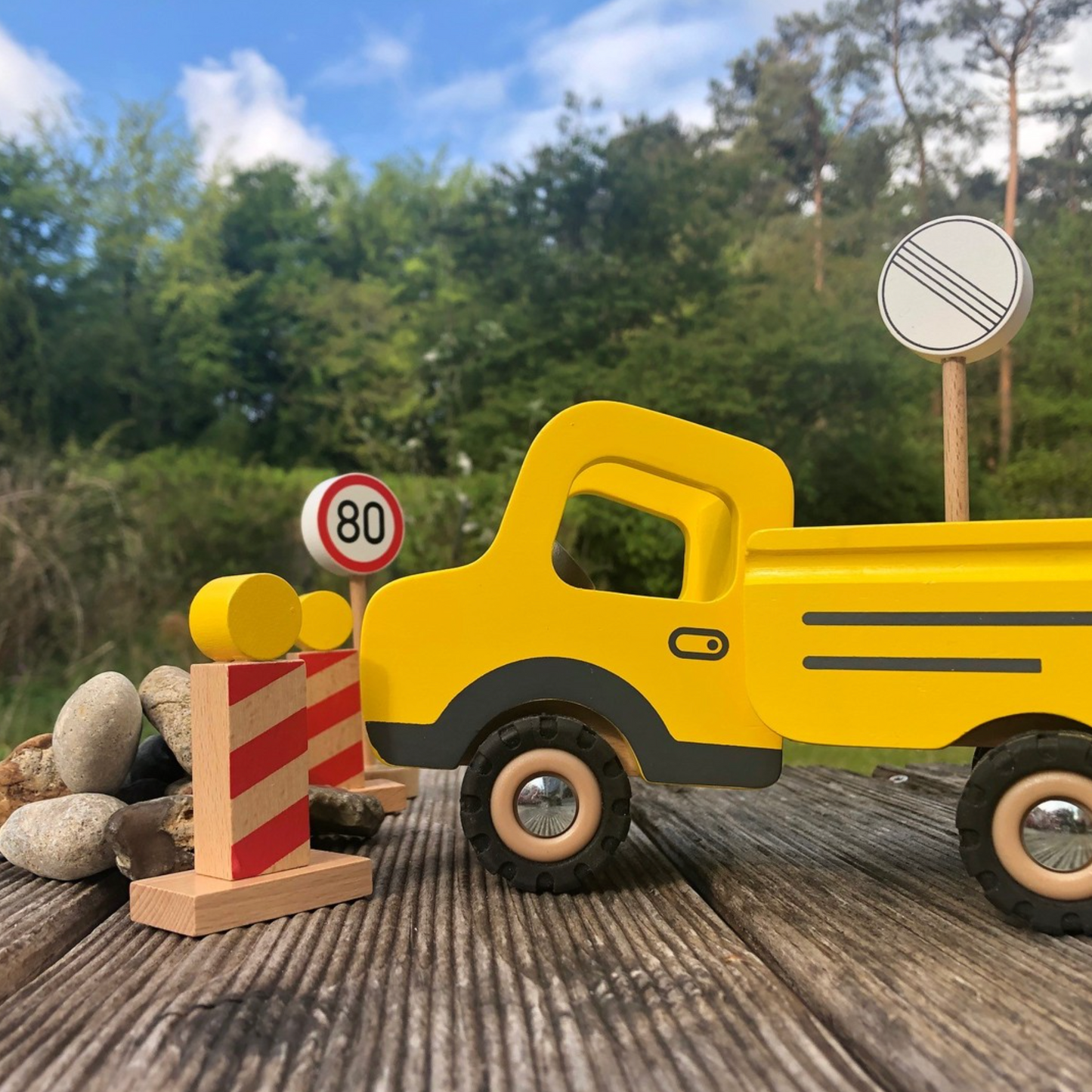 CAMION DE CHANTIER AVEC PANNEAUX DE SIGNALISATION